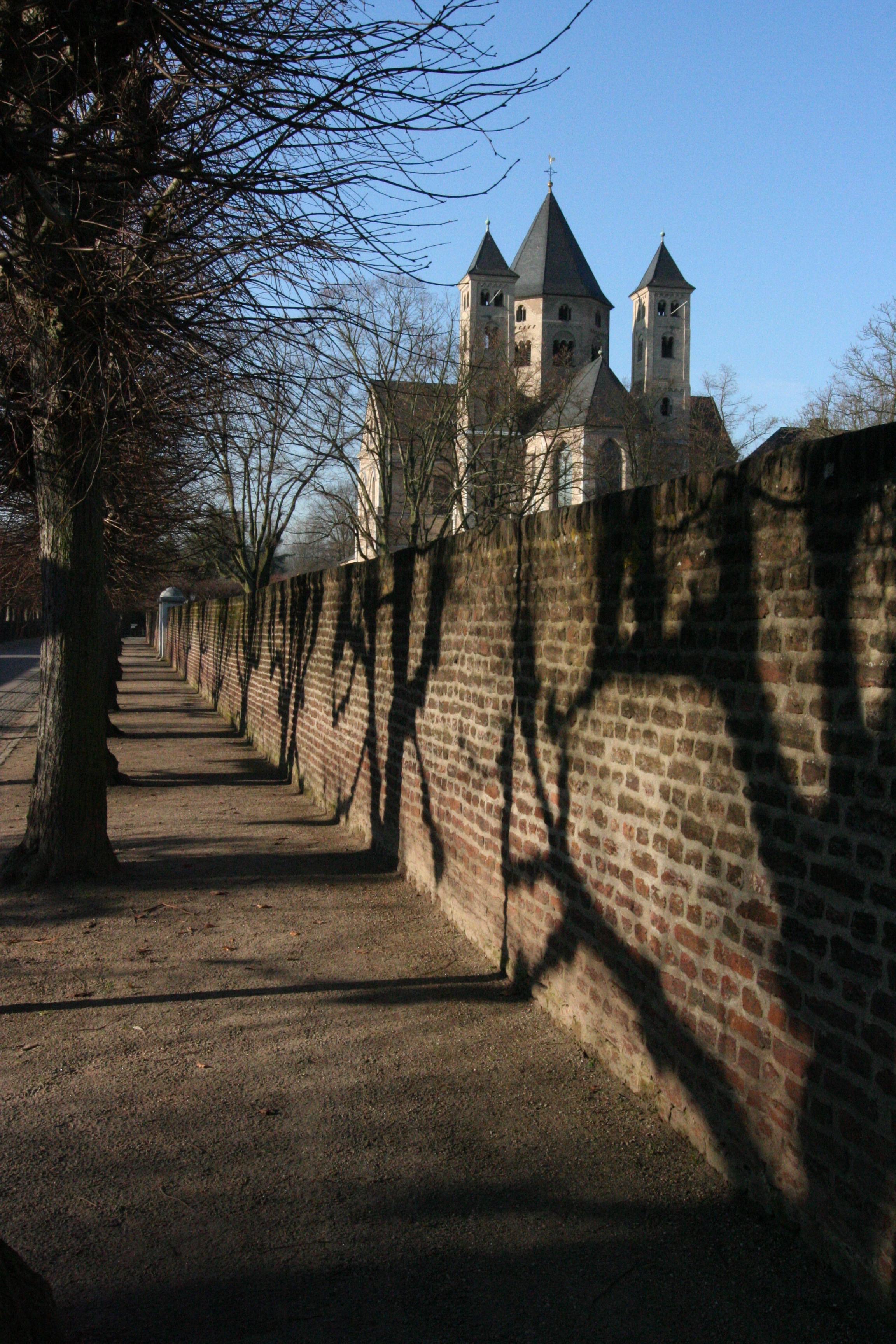 Un château devant un mur, entre Allemagne et France